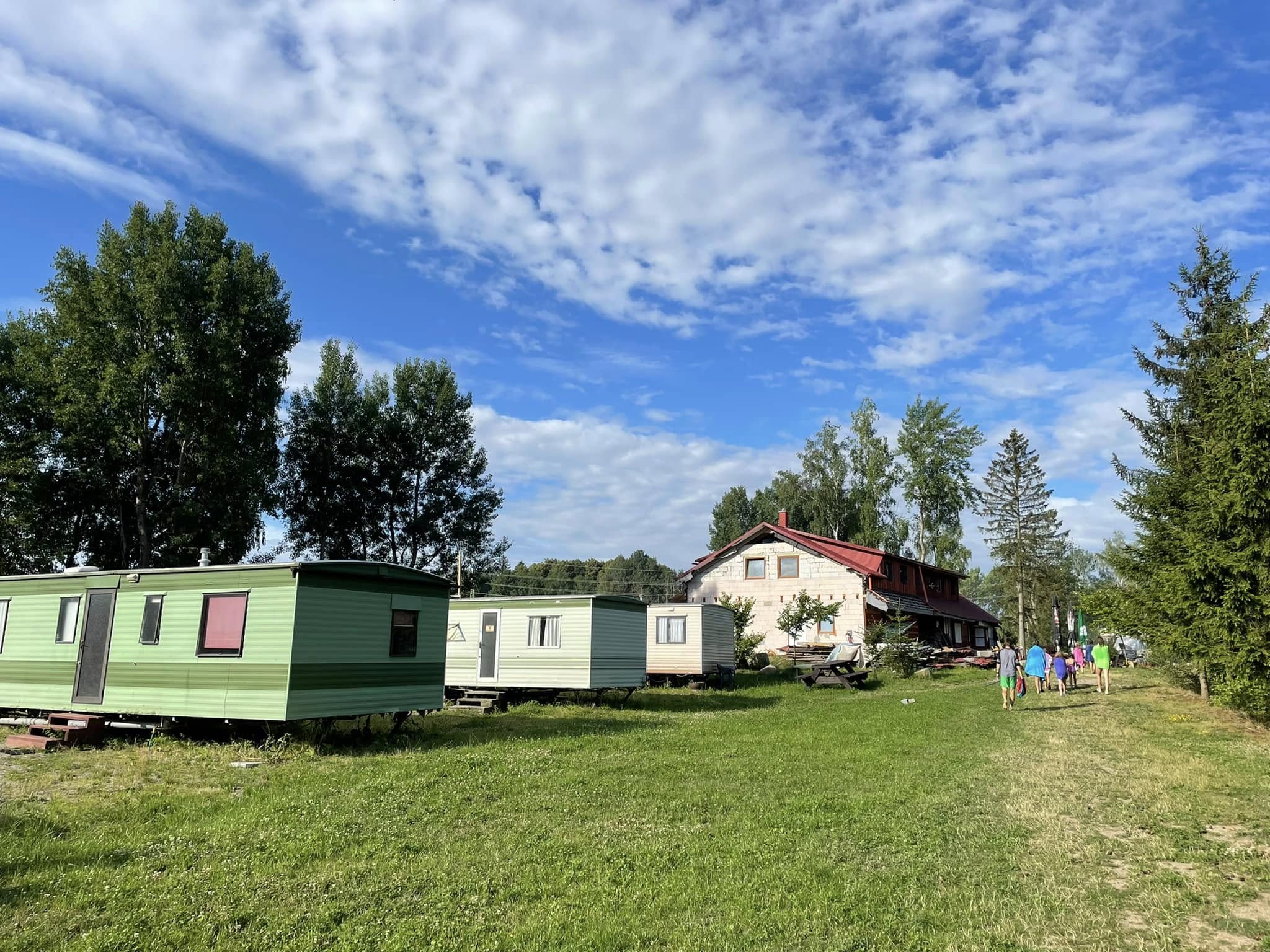 Maringotky v kempu